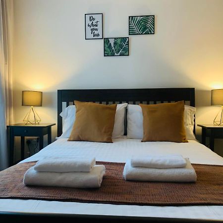 Unique 2 Bedroom Apartment In London/ Excel / Olympic City Close To Central Line Tube Station With Gated Parking Space Zewnętrze zdjęcie