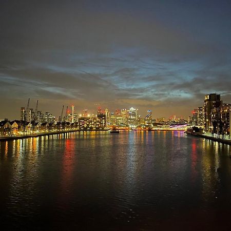 Unique 2 Bedroom Apartment In London/ Excel / Olympic City Close To Central Line Tube Station With Gated Parking Space Zewnętrze zdjęcie