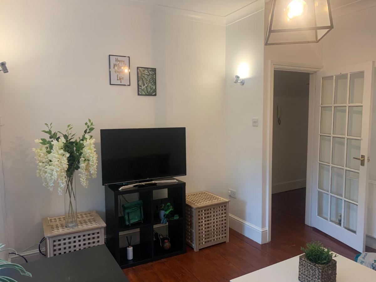 Unique 2 Bedroom Apartment In London/ Excel / Olympic City Close To Central Line Tube Station With Gated Parking Space Zewnętrze zdjęcie